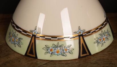 Paire de globes abat-jour en porcelaine
Vers...