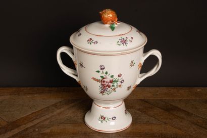 Grande coupe couverte en porcelaine, décor...