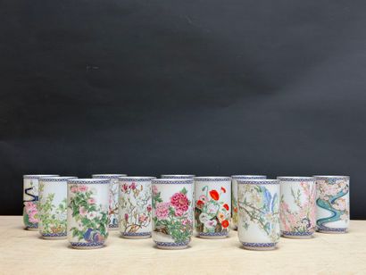 Douze tasses en porcelaine du Japon. 
H....