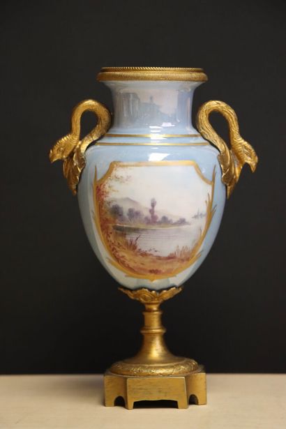 Deux petits vases en porcelaine, monture...