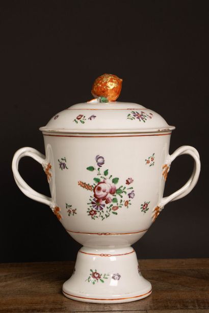 Grande coupe couverte en porcelaine, décor...