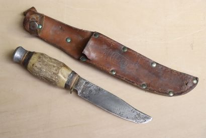 Couteau de chasse manche corne, dans son...