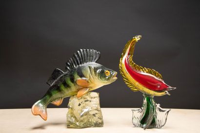 Deux sculptures poissons un en verre, l'autre...