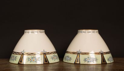 Paire de globes abat-jour en porcelaine
Vers...
