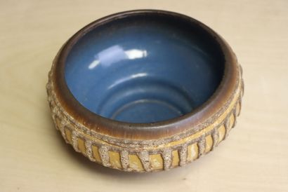 Plat creux et bol sur talon en céramique...