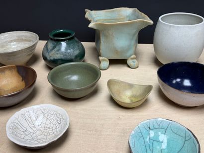 Lot de céramiques : bol, jardinière, cache...
