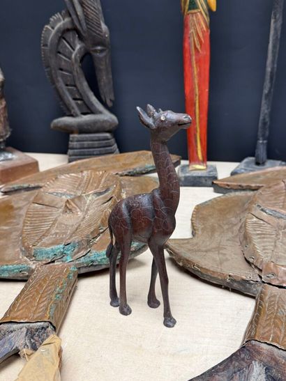 Important lot de sculptures et objets africains...