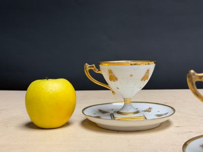 Six tasses et soucoupes en porcelaine à décor...