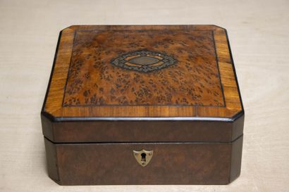 Coffret en placage de bois de loupe, intérieur...