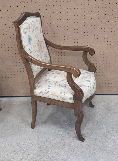 Paire de fauteuils en noyer garnis de tissu...