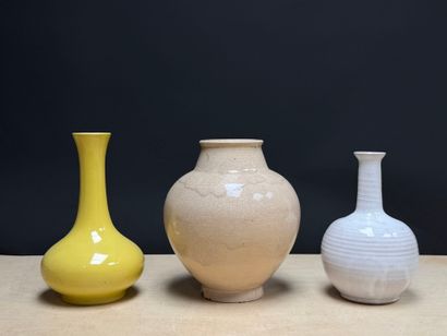 Trois vases en céramique. 
H. :28 cm, 30...