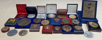Lot de 24 médailles bronze et alliage; modernes...
