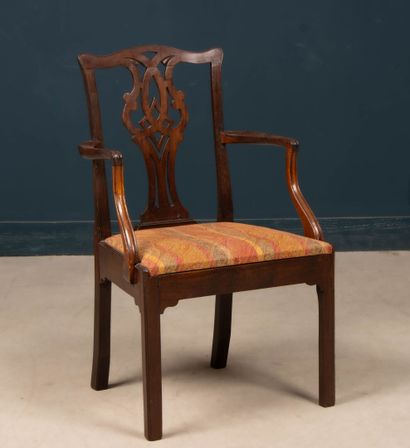 Fauteuil en acajou, style Chippendale. 
94...