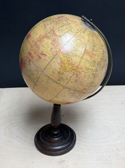 Globe terrestre Philips. 
H. :44 cm.