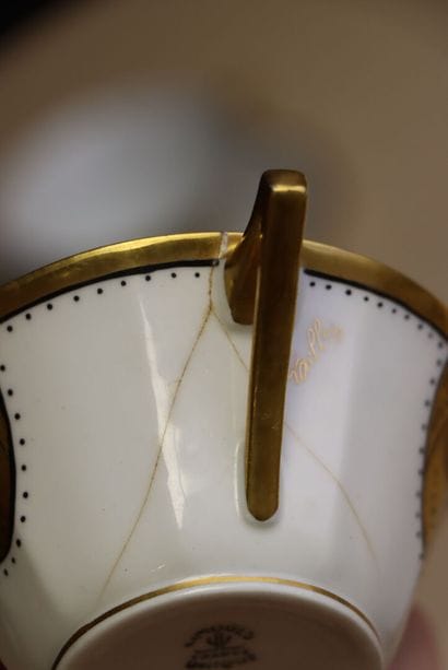 Sept tasses et soucoupes en porcelaine de...