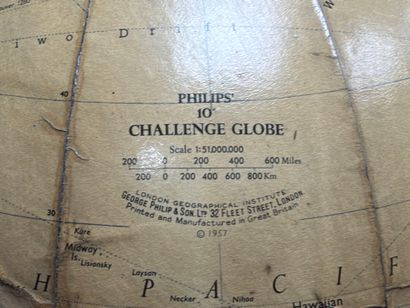 Globe terrestre Philips. 
H. :44 cm.