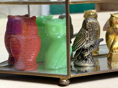 Petite vitrine moderne et collection de miniatures...