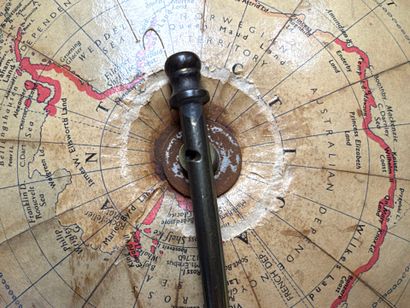Globe terrestre Philips. 
H. :44 cm.