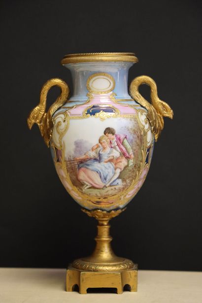 Deux petits vases en porcelaine, monture...