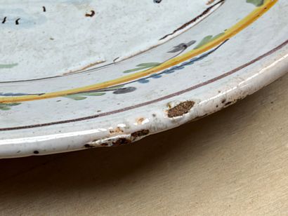 NEVERS fin XVIII°
Assiette en faïence polychrome...