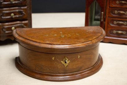 Mobiliers de poupée et coffret à bijoux....