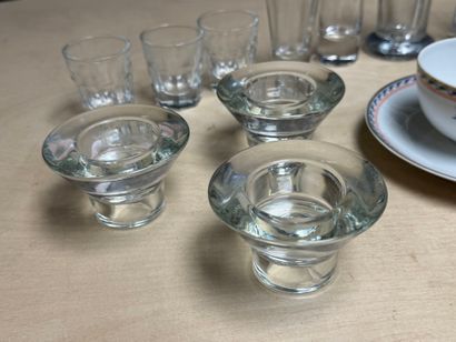 Lot de comprenant:
Carafe, vase, verres,...