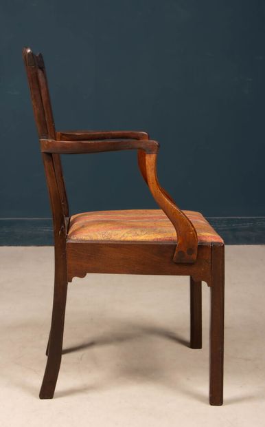 Fauteuil en acajou, style Chippendale. 
94...