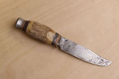 Couteau de chasse manche corne, dans son...