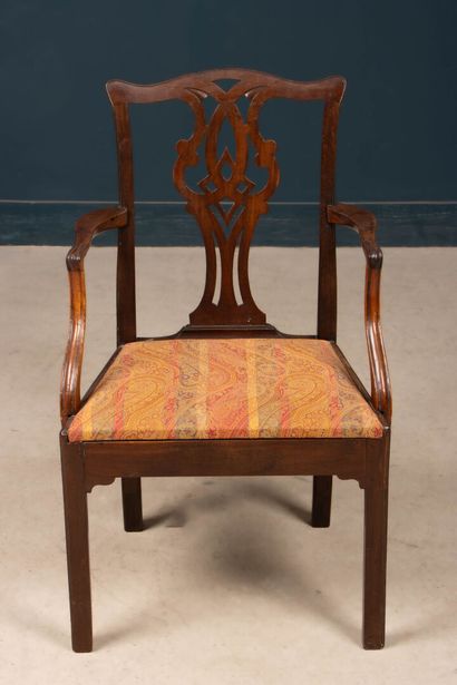 Fauteuil en acajou, style Chippendale. 
94...