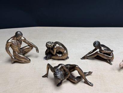 Quatre scupture en résine et une en terre...