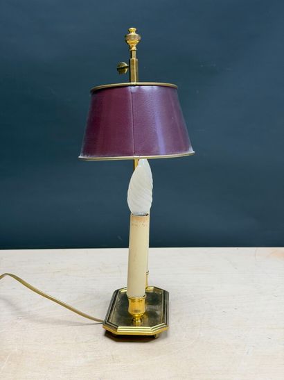 Lampe bouillotte avec abat-jour en tôle peinte.
H....