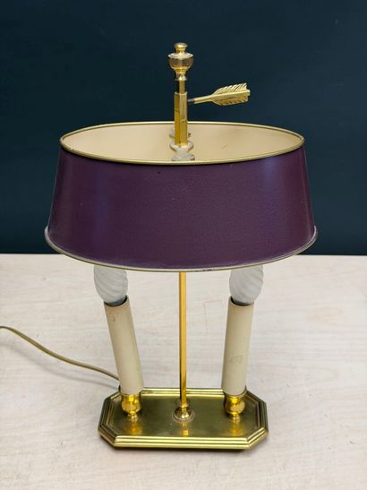Lampe bouillotte avec abat-jour en tôle peinte.
H....