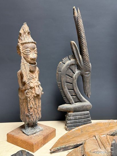 Important lot de sculptures et objets africains...