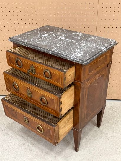 Petite commode en frisage ouvrant à trois...