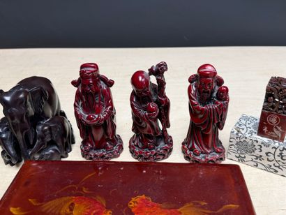 Lot asiatique comprenant:
Statuettes en résine,...