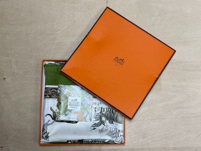HERMÈS Paris
Carré en soie 
