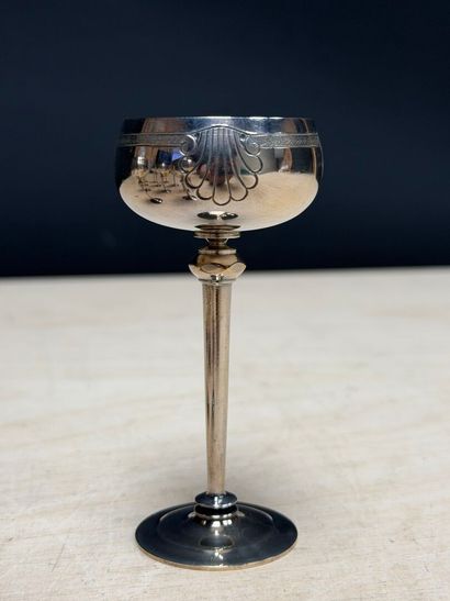 Douze verres à liqueur en métal argenté....