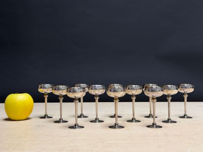 Douze verres à liqueur en métal argenté....
