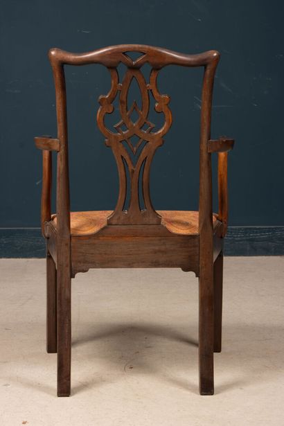Fauteuil en acajou, style Chippendale. 
94...