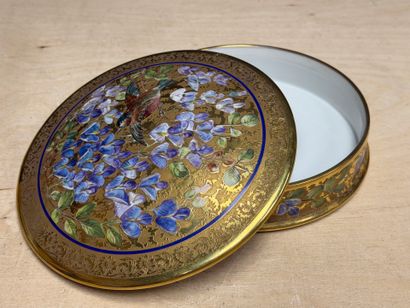 Quatre bonbonnières en porcelaine de Limoges...