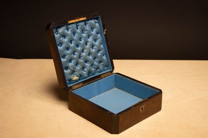 Coffret en placage de bois de loupe, intérieur...