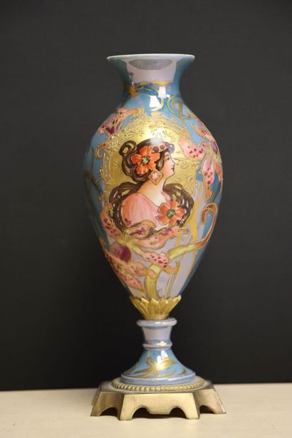 Deux petits vases en porcelaine, monture...