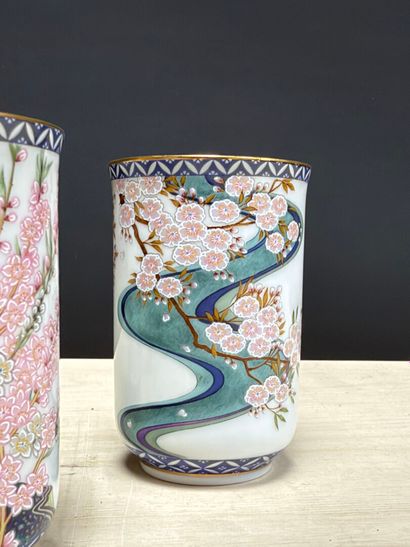 Douze tasses en porcelaine du Japon. 
H....