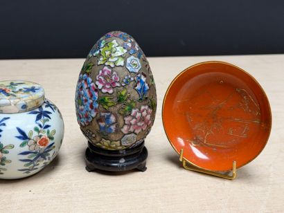 ASIE: Lot de bibelots
Oeuf en bronze à émaux...