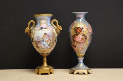Deux petits vases en porcelaine, monture...