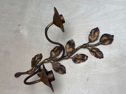 Paire d'appliques en métal doré. 
H. :37...