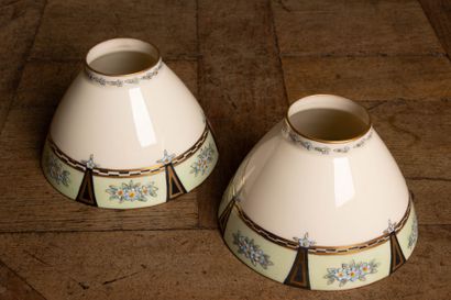 Paire de globes abat-jour en porcelaine
Vers...