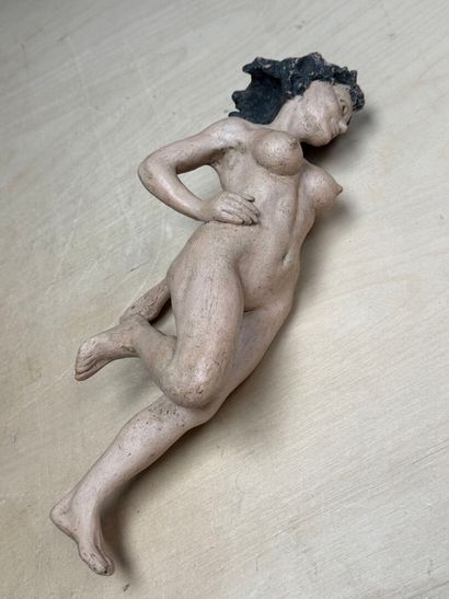Quatre scupture en résine et une en terre...