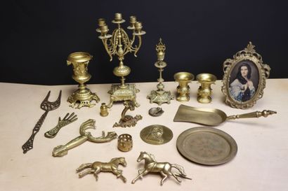 Lot de bibelots en laiton et bronze. 
H....