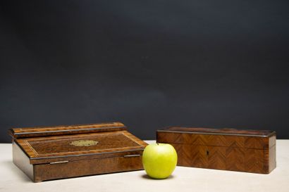 Ecritoire et boite à gants en bois de placage....